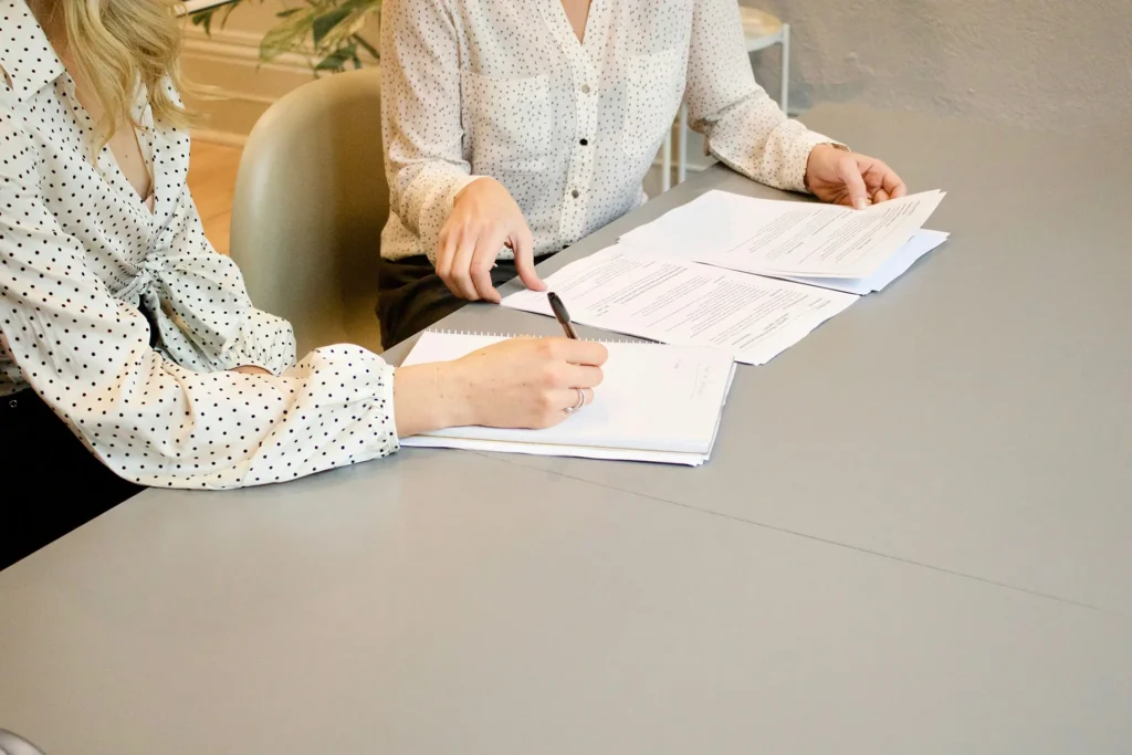 Dos personas rellenando un contrato